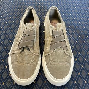 NWOT BLOWFISH MALIBU MARLEY SLIP-ON SNEAKER SIZE 8